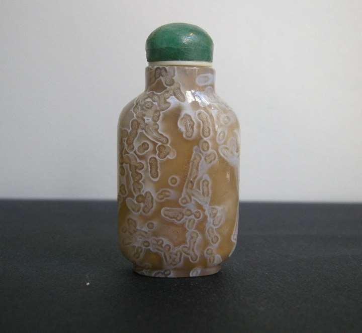Snuff bottle in agate known as "macaroni"
